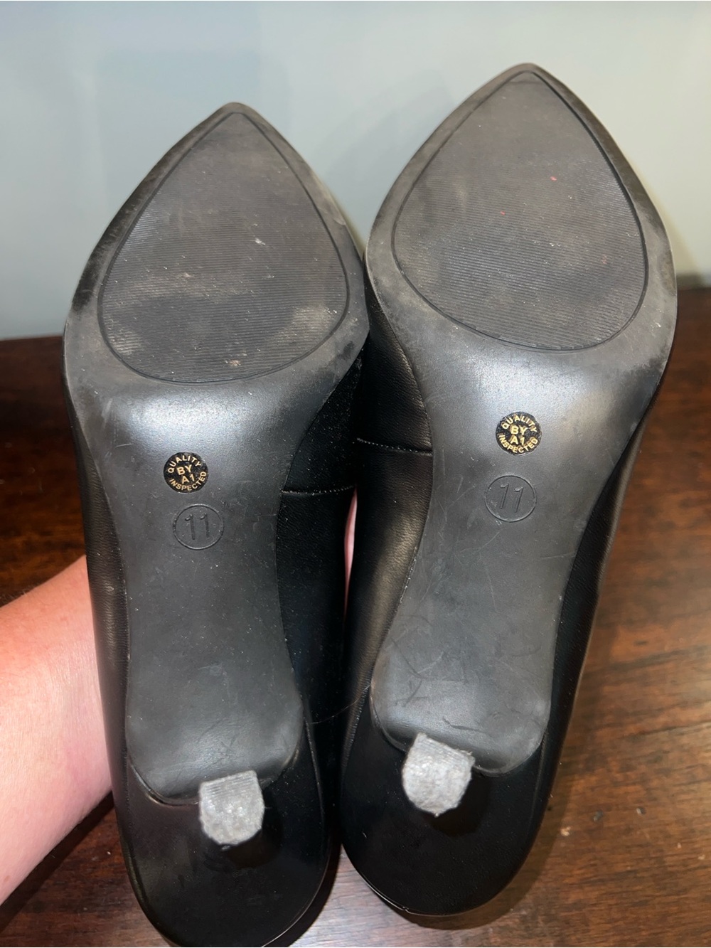 East 5th Black Pointed Toe Pumps - Picture 2 of 5